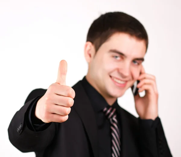 Человек разговаривает по телефону, показывая большой палец — стоковое фото