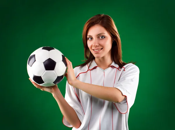 Hezká dívka s fotbalovým míčem — Stock fotografie