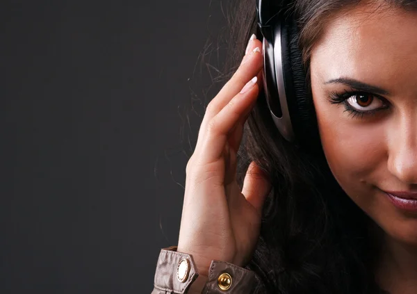 Krásná brunetka v sluchátka — Stock fotografie