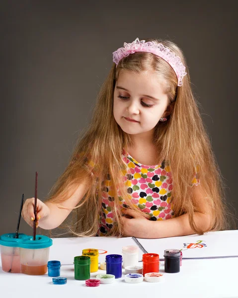 Girl paints — Stock Photo, Image