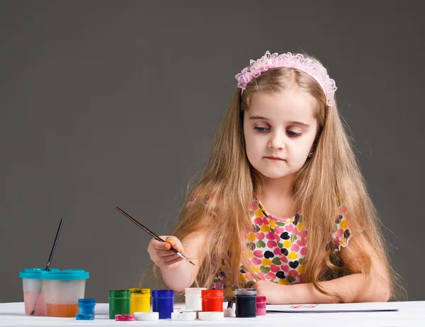 Girl paints — Stock Photo, Image