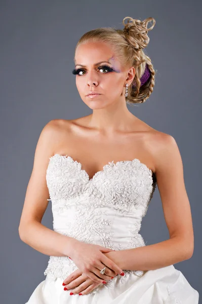 Modellen i ett bröllop dressd — Stockfoto