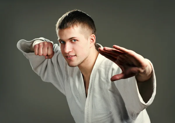 Mens in een witte kimono — Stockfoto