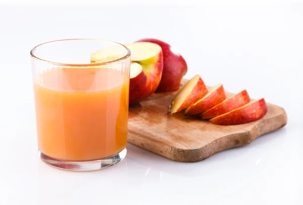 Vaso de jugo y manzana — Foto de Stock