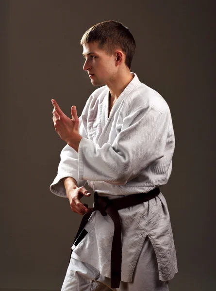 Mens in een witte kimono — Stockfoto