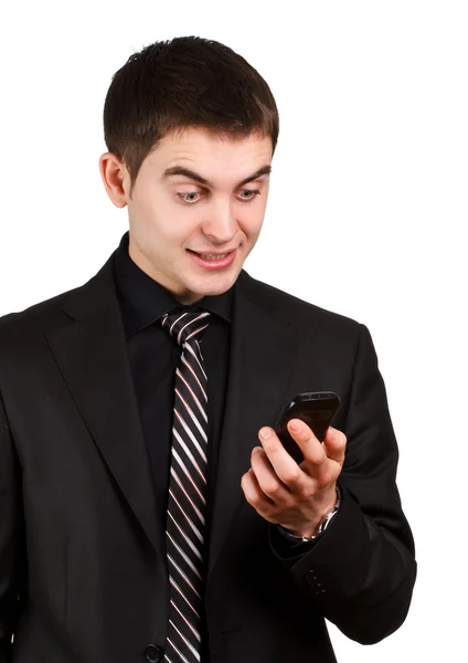 Молодой бизнесмен смотрит в телефон — стоковое фото