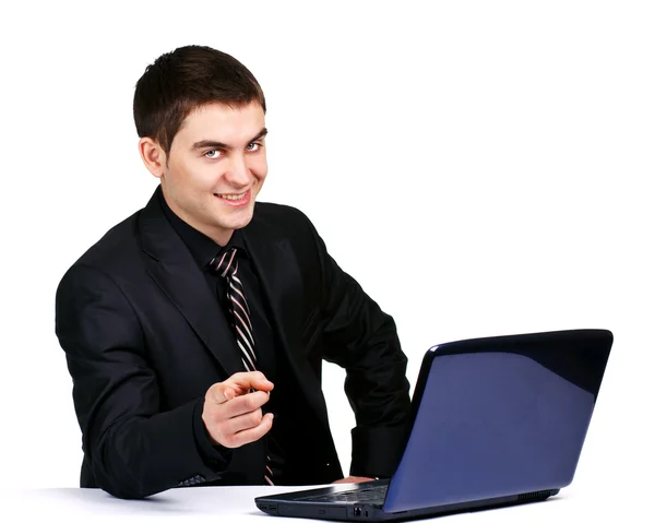 Бизнесмен с ноутбуком на столе — стоковое фото