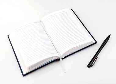açık defter kalem ile