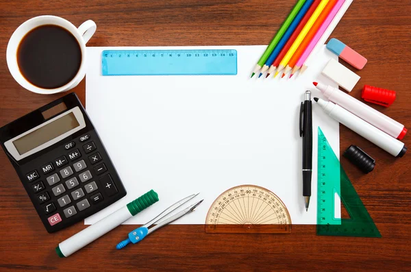 Asztal, lap, papír és írószer objektumok — Stock Fotó