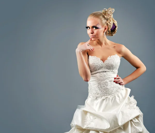Modell in einem Brautkleid — Stockfoto