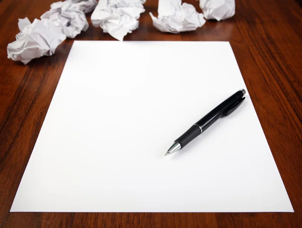ペン付きの空白の紙 — ストック写真