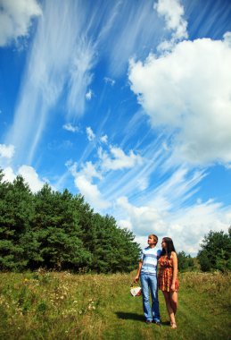 İki aşık doğada yürüyüş