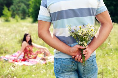 Genç çift doğanın dinlendirici