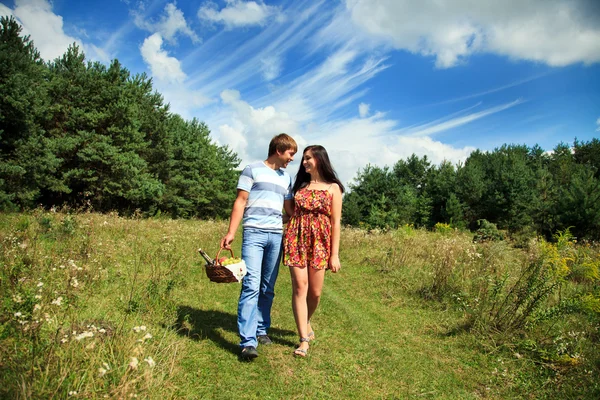 Par i kärlek promenader i naturen — Stockfoto