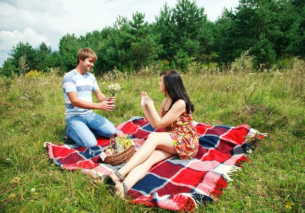 Feliz jovem casal passar tempo juntos no parque — Fotografia de Stock