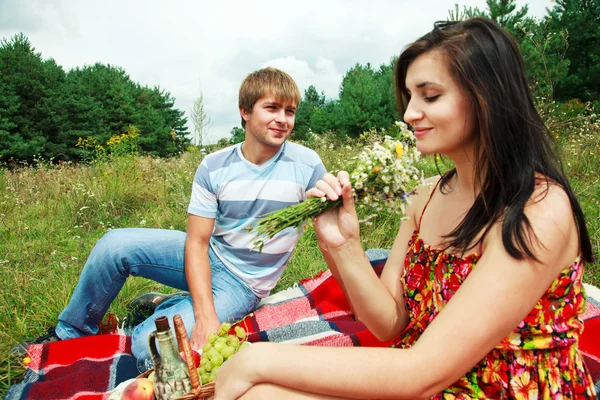 Gelukkig jong koppel tijd doorbrengen samen in park — Stockfoto