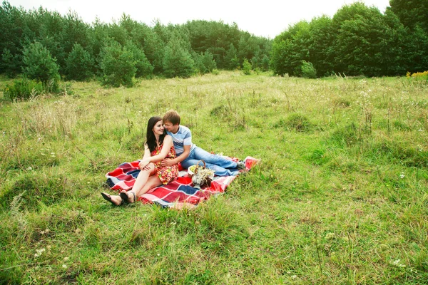 Glada unga par tillbringa tid tillsammans i park — Stockfoto