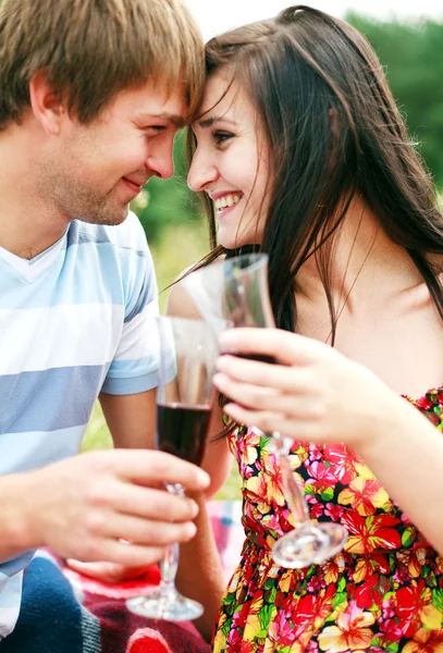 Glada unga par tillbringa tid tillsammans i park — Stockfoto