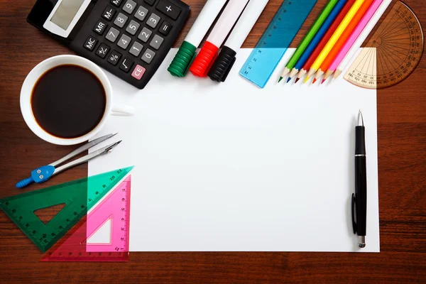 Escritorio con hoja de papel y objetos de papelería — Foto de Stock