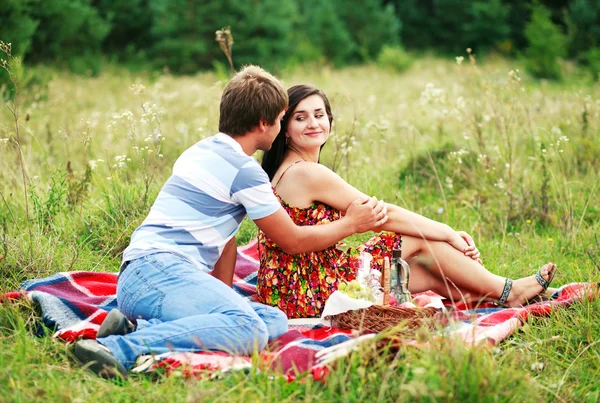 Glückliches junges Paar verbringt Zeit miteinander im Park — Stockfoto