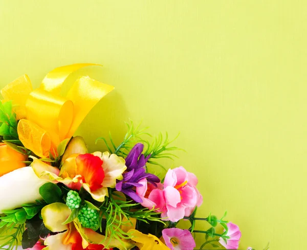 Disposizione floreale su sfondo giallo — Foto Stock