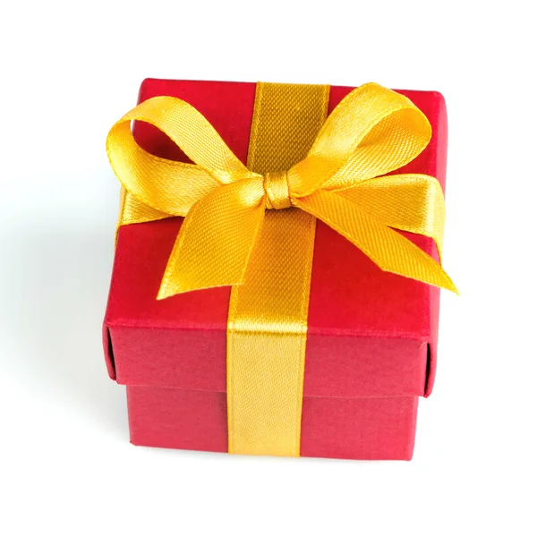 Singola confezione regalo rossa con nastro dorato — Foto Stock