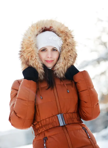 Schöne Frau im Winter — Stockfoto