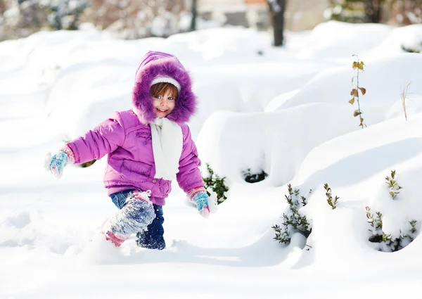 Flicka i snön — Stockfoto