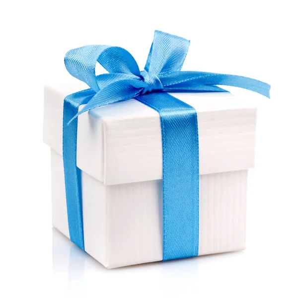 Coffret cadeau blanc avec ruban bleu — Photo