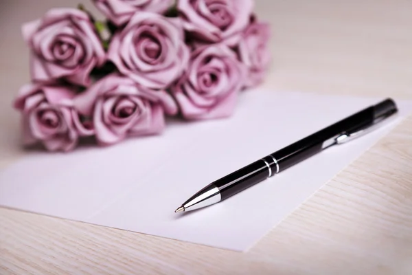 Pen and purple roses — Stock Photo, Image