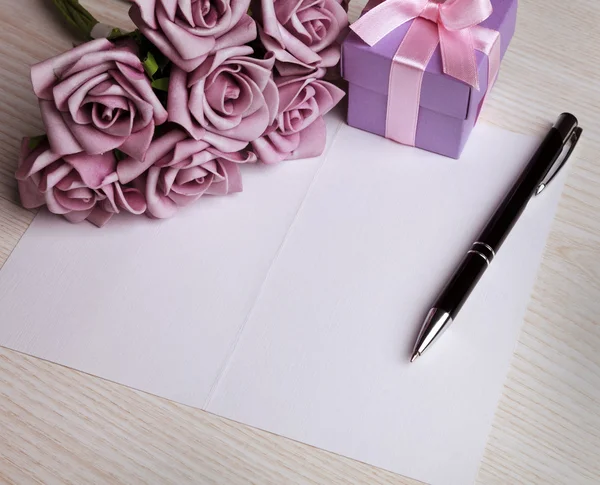 Lege kaart met bloemen en cadeau — Stockfoto