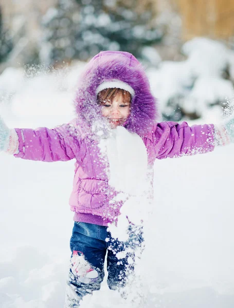 Vacker liten flicka i snö — Stockfoto
