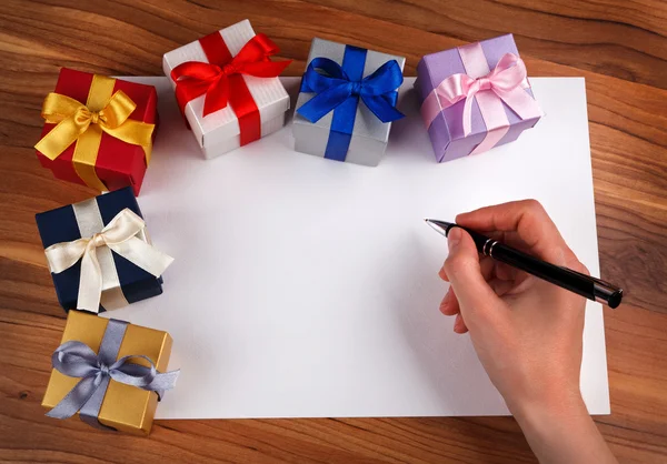 Carta bianca con scatole regalo — Foto Stock