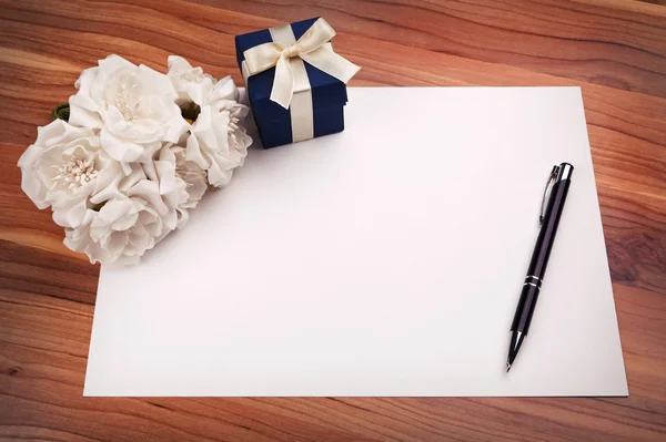 Cartão em branco com flores e presente — Fotografia de Stock