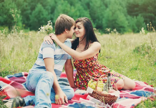 Feliz jovem casal passar tempo juntos no parque — Fotografia de Stock