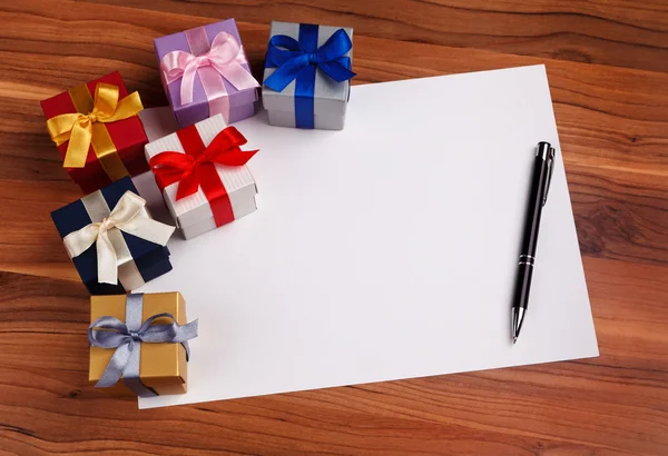 Cartão em branco com caixas de presente — Fotografia de Stock