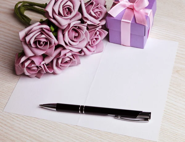 Lege kaart met bloemen en cadeau — Stockfoto