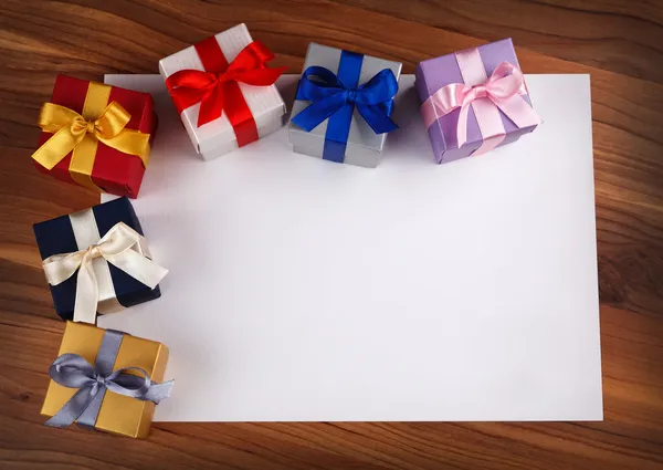 Tarjeta en blanco con cajas de regalo — Foto de Stock