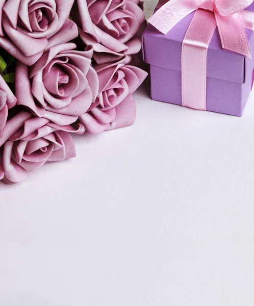 Lege kaart met bloemen en cadeau — Stockfoto
