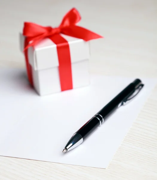 Tarjeta en blanco con caja de regalo —  Fotos de Stock