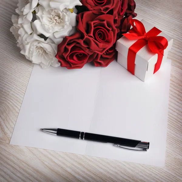 Lege kaart met bloemen en cadeau — Stockfoto