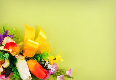 Sarı bir arka plan üzerinde çiçek aranjmanı