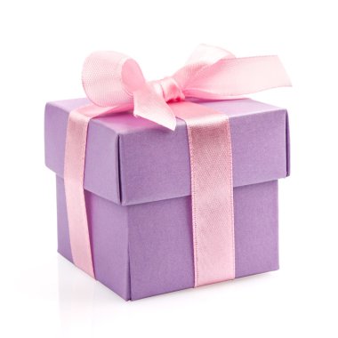 Pembe kurdeleli hediye kutusu.