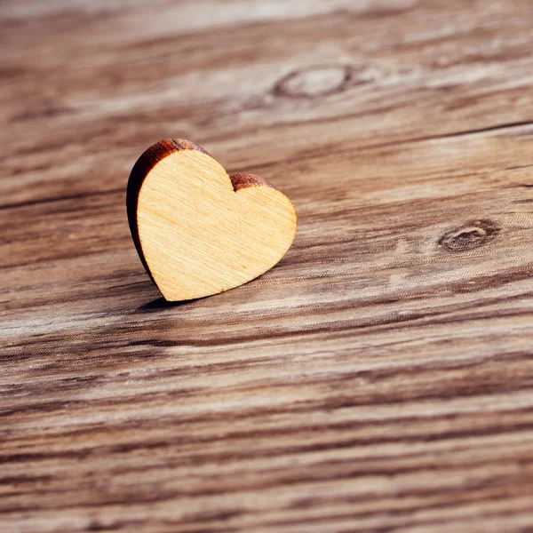 Corazón sobre fondo de madera —  Fotos de Stock