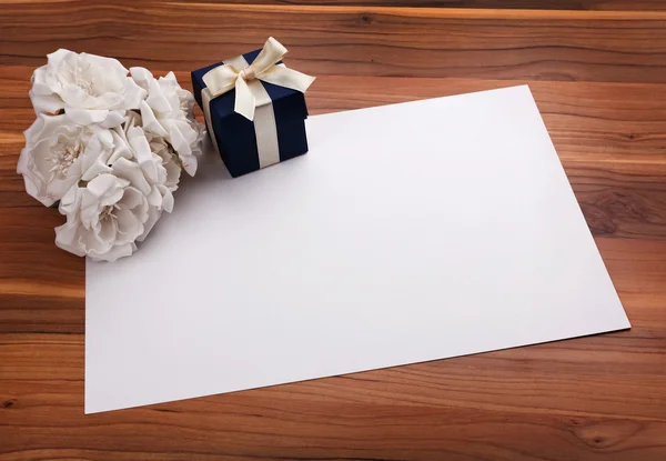 Lege kaart met bloemen en cadeau — Stockfoto