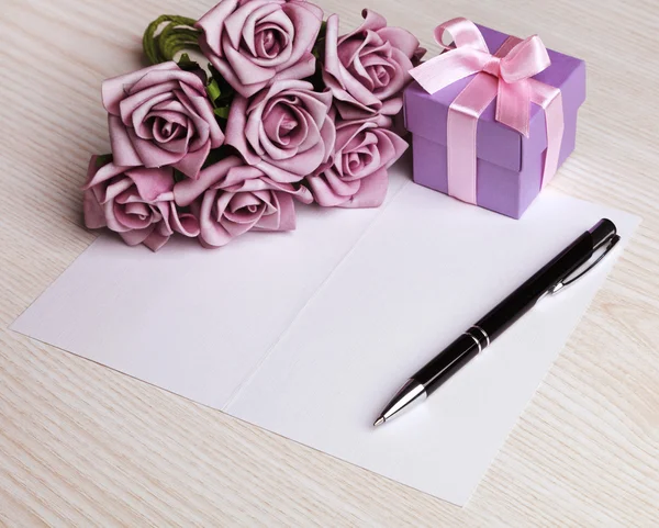 Blank card with flowers and gift — Stock Photo, Image