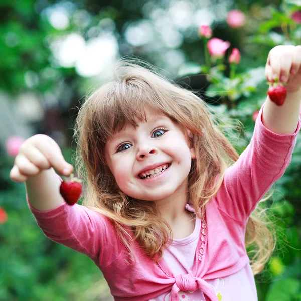 Girl play with strawberry — Stock Photo, Image