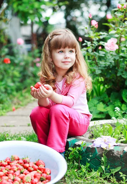 Petite fille or à la main fraise — Photo