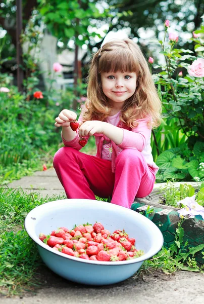 Chica sonriente sosteniendo el tazón de fresas — Foto de Stock