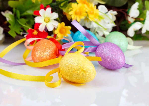 Velikonoční vajíčka s květinami — Stock fotografie